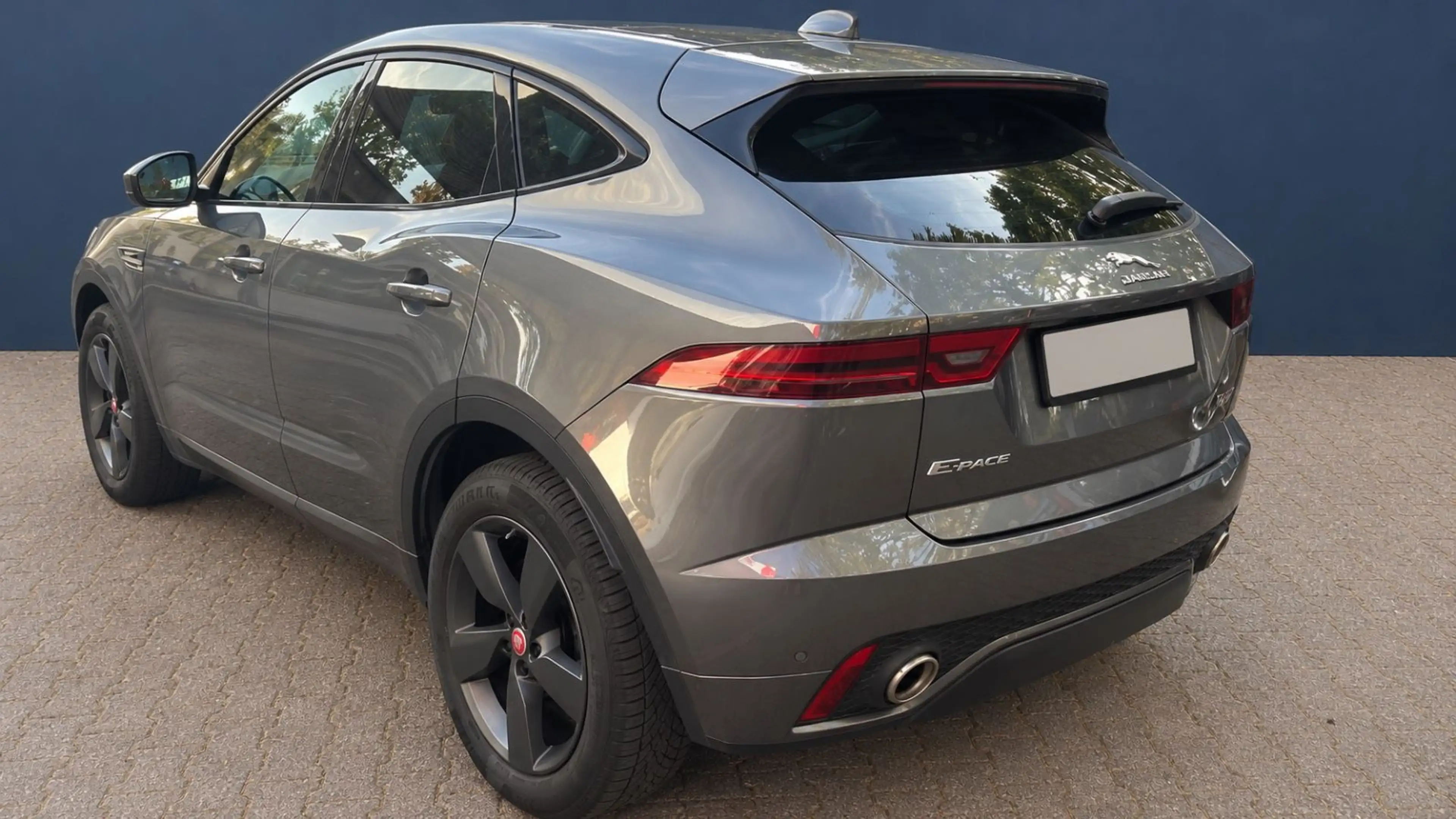 Jaguar E-Pace E-PACE Chequered Flag AWD * 1 HAND * — photo 2