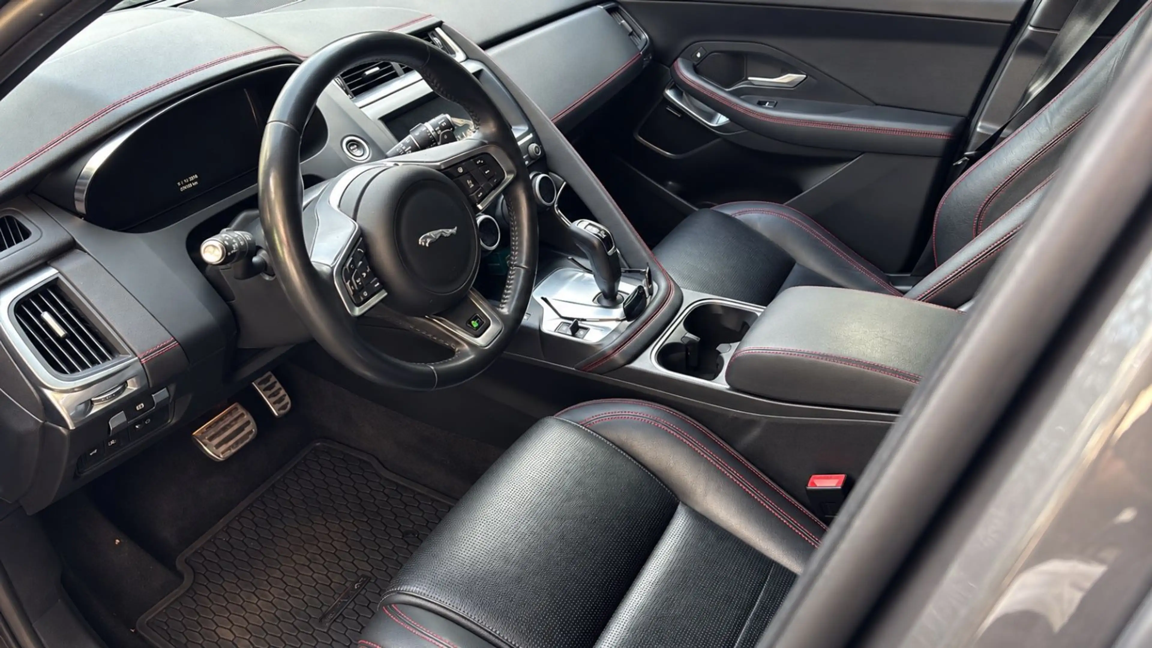 Jaguar E-Pace E-PACE Chequered Flag AWD * 1 HAND * — photo 5
