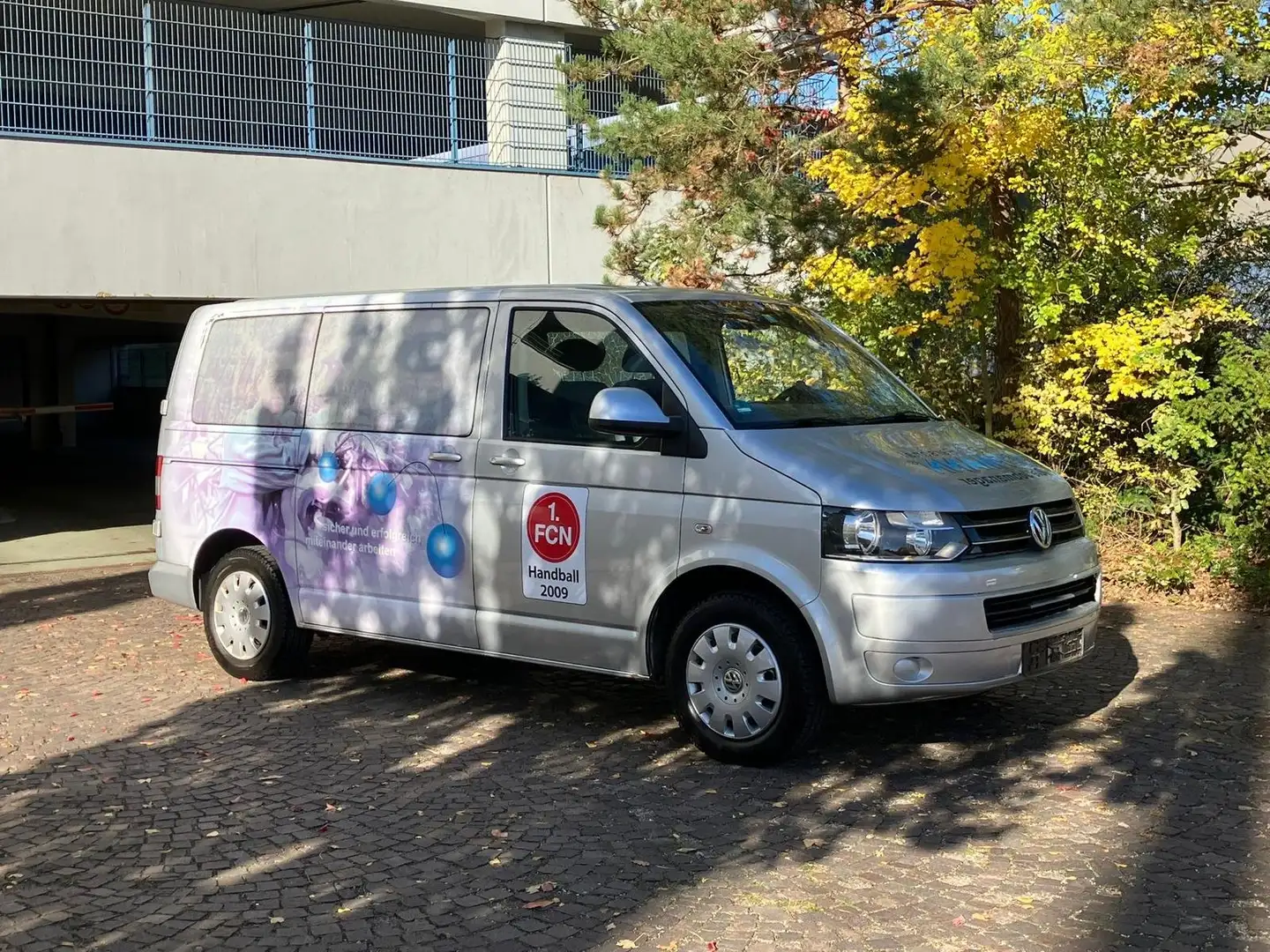 Volkswagen T5 Multivan Caravelle °1.FCN Kultbus°Scheckheft Gepflegt Gris - 2