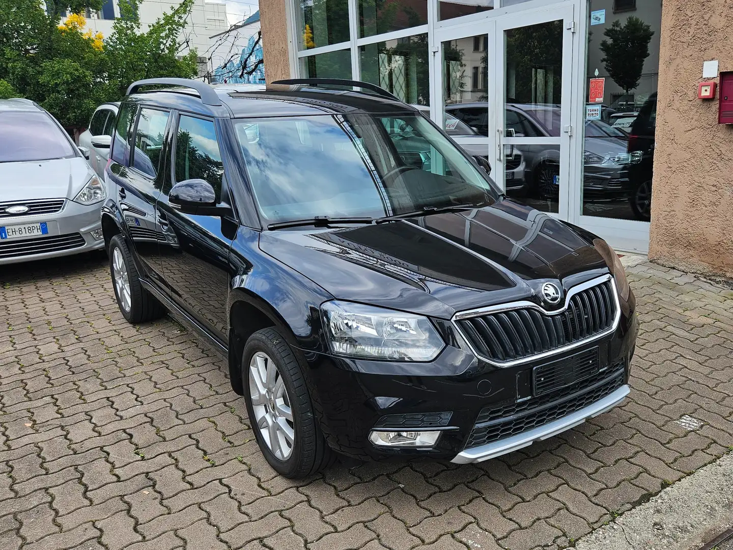 Skoda Yeti Outdoor 2.0 tdi Elegance 4x4 140cv GANCIO-SED.RISC Schwarz - 1