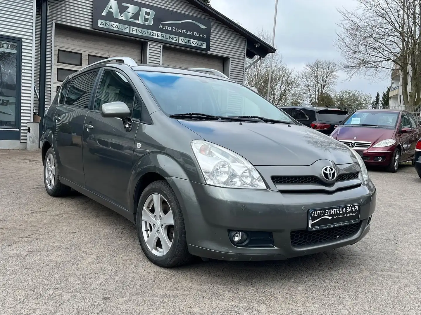 Toyota Corolla Verso 2.2 D-4D Grau - 1