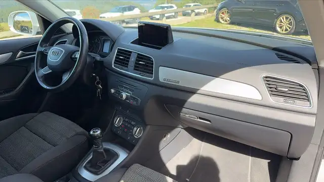 Audi Q3 view 10