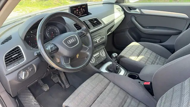Audi Q3 view 8