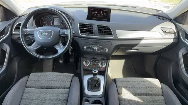 Audi Q3 view 11