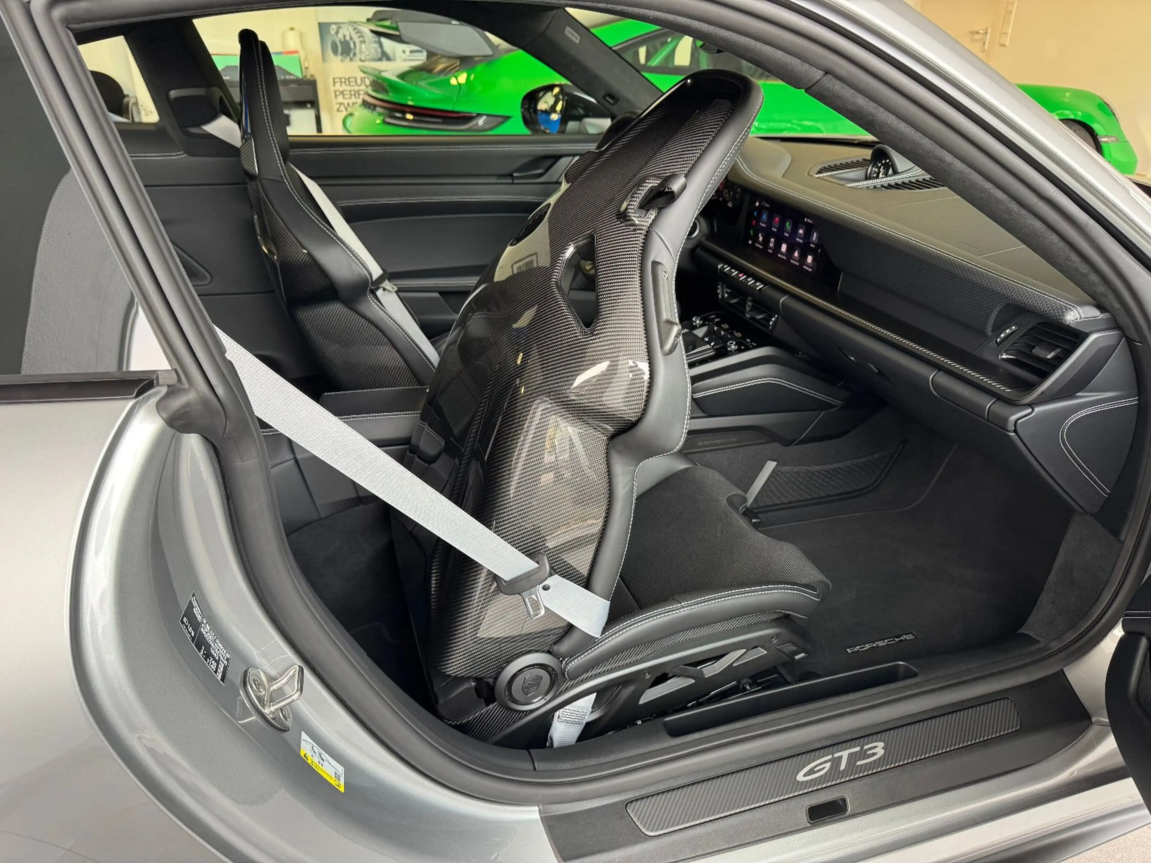 Porsche 992 GT3 Touring Schalen Carbon-Dach Lift Matrix — photo 13