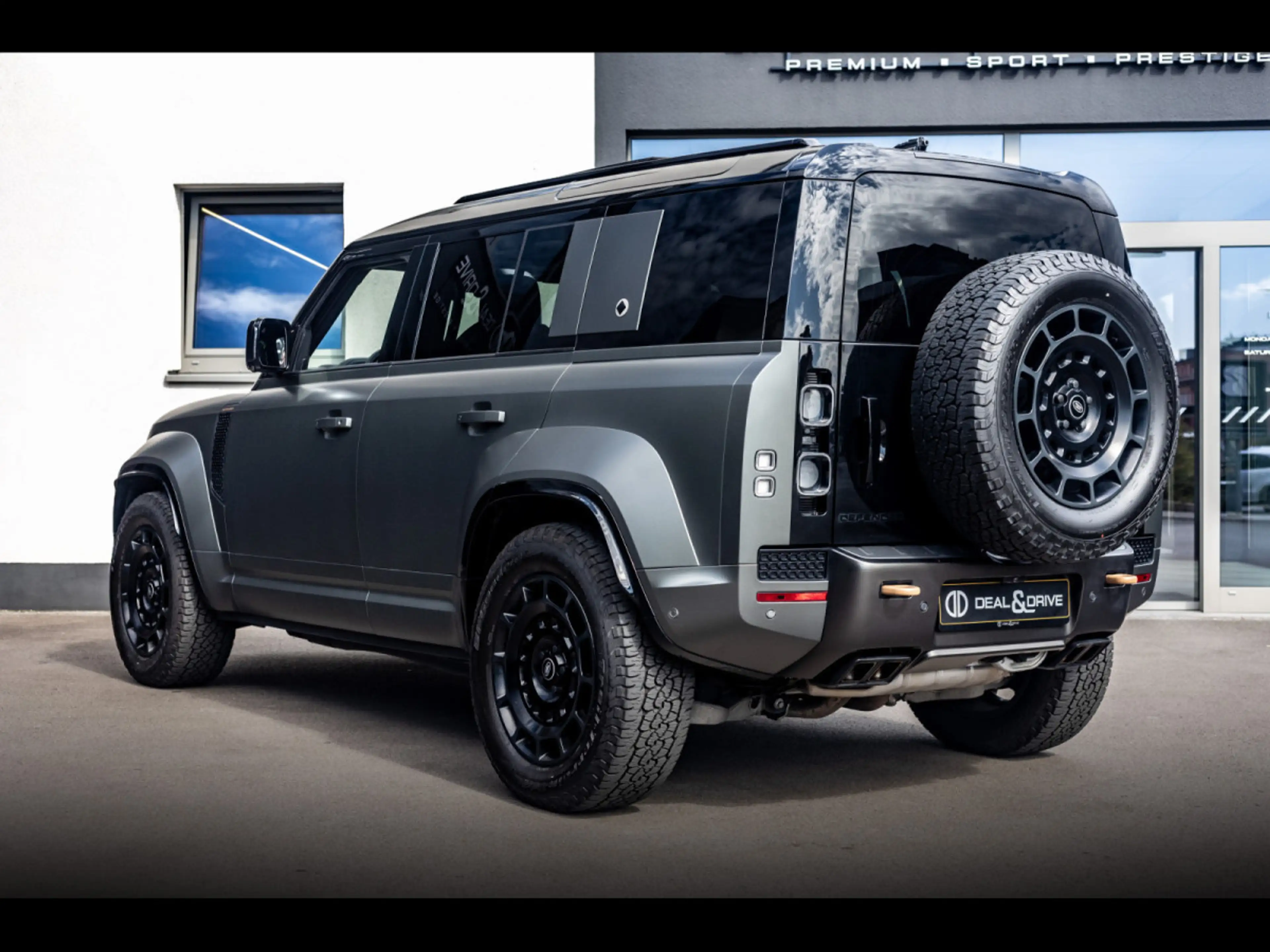 Land Rover Defender 110 V8 P635 OCTA EDITION ONE°FAROE GREEN°SATIN PPF — photo 3