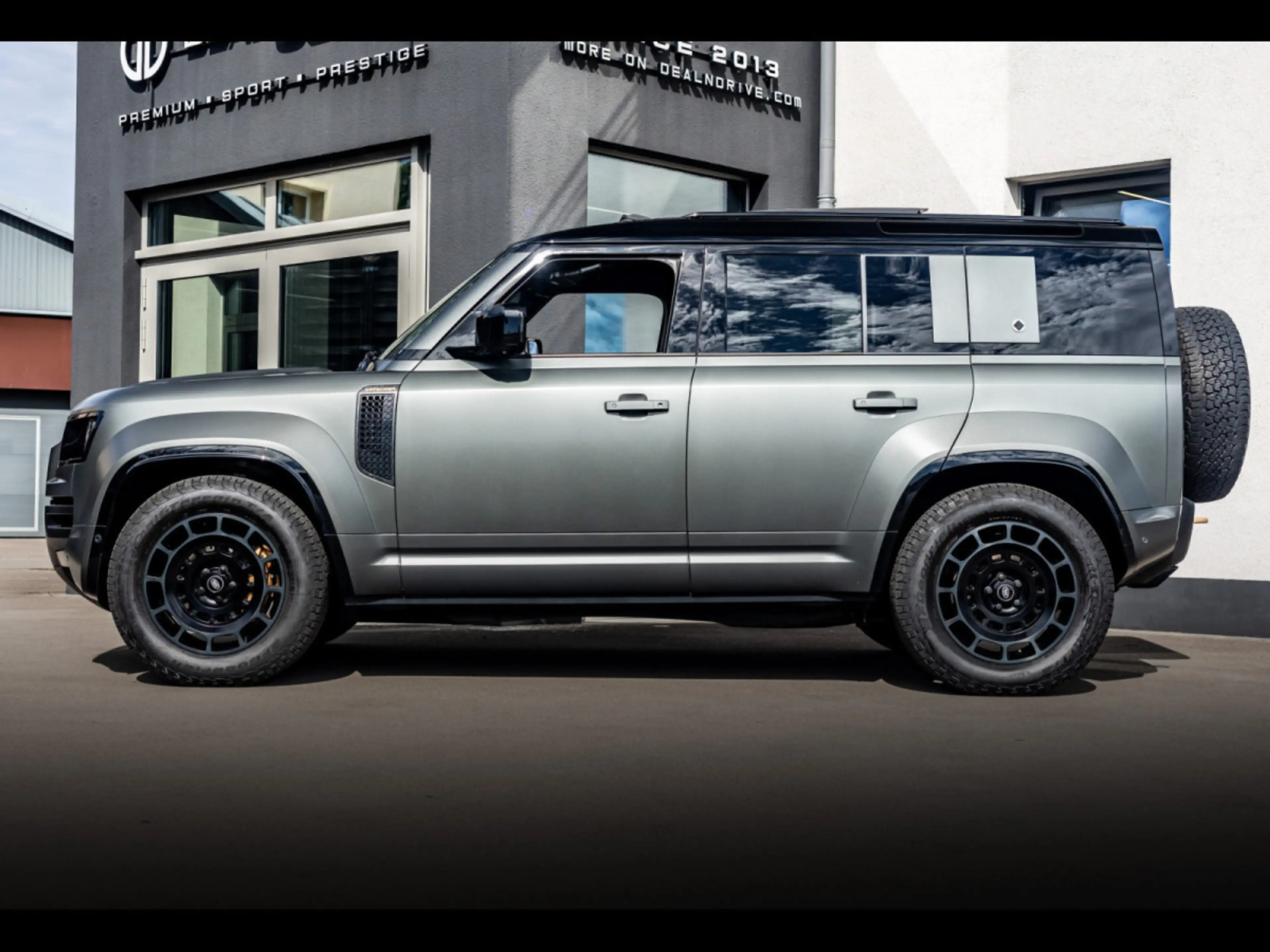 Land Rover Defender 110 V8 P635 OCTA EDITION ONE°FAROE GREEN°SATIN PPF — photo 2