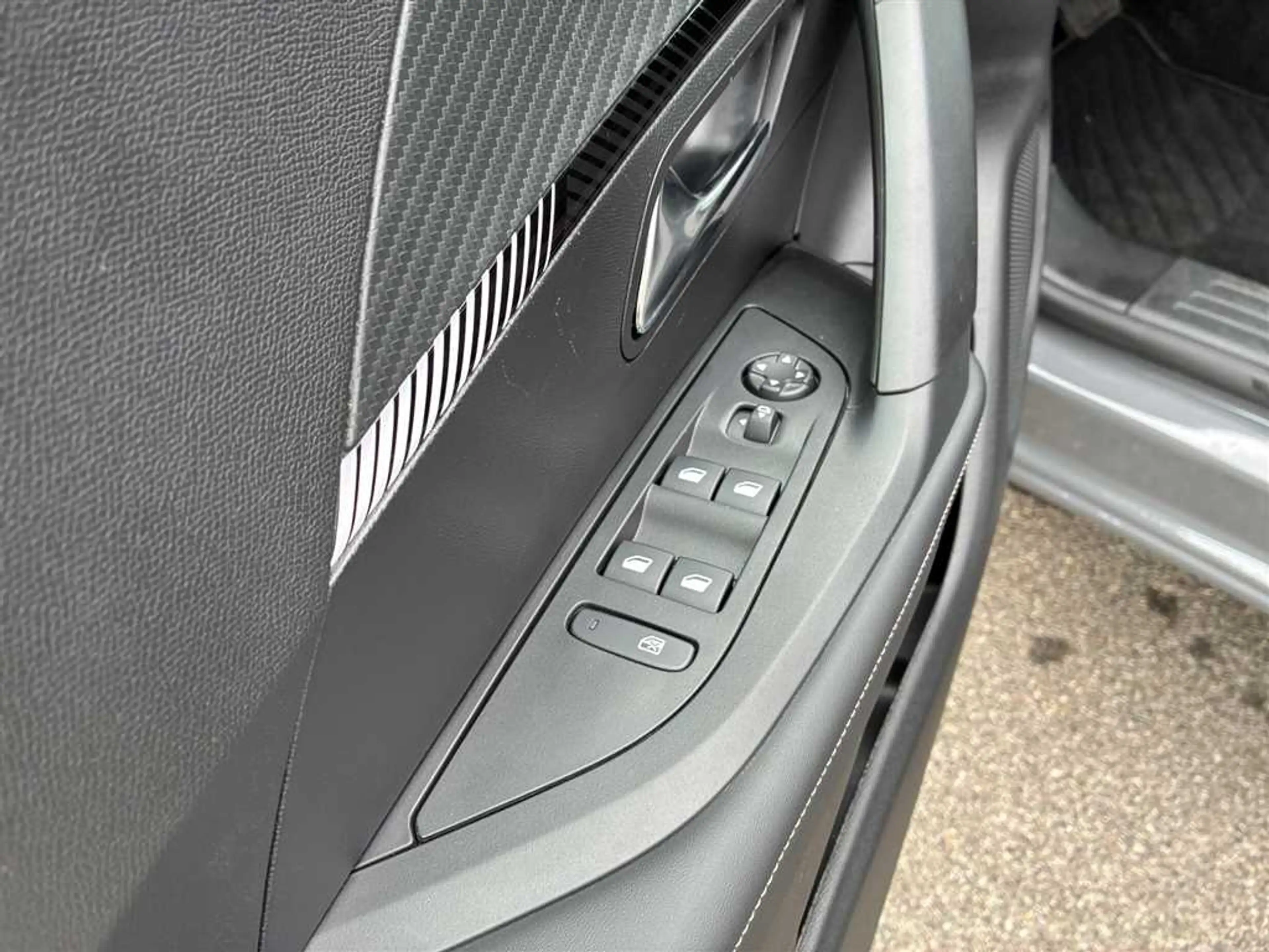 Peugeot 2008 Allure 1.2 PurTech — photo 15