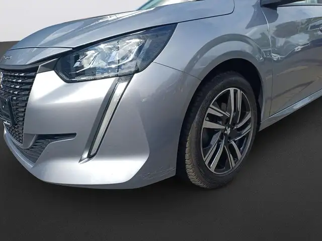 Peugeot 208 view 11