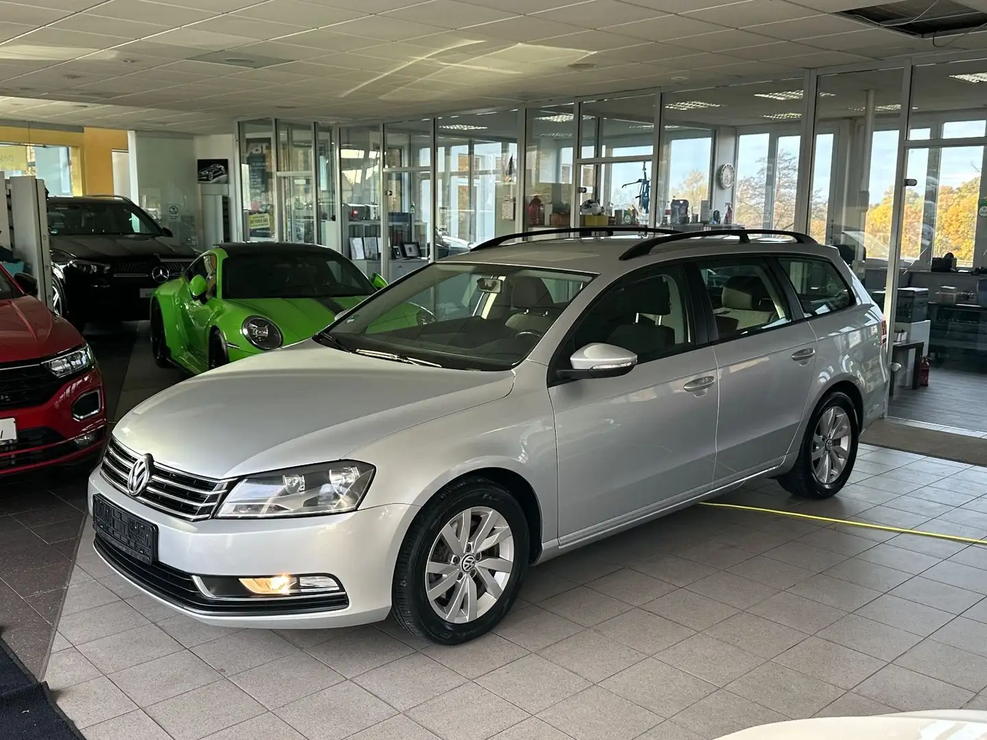 Volkswagen Passat Variant 2.0 TDI Trendline BlueMotion Silber - 1