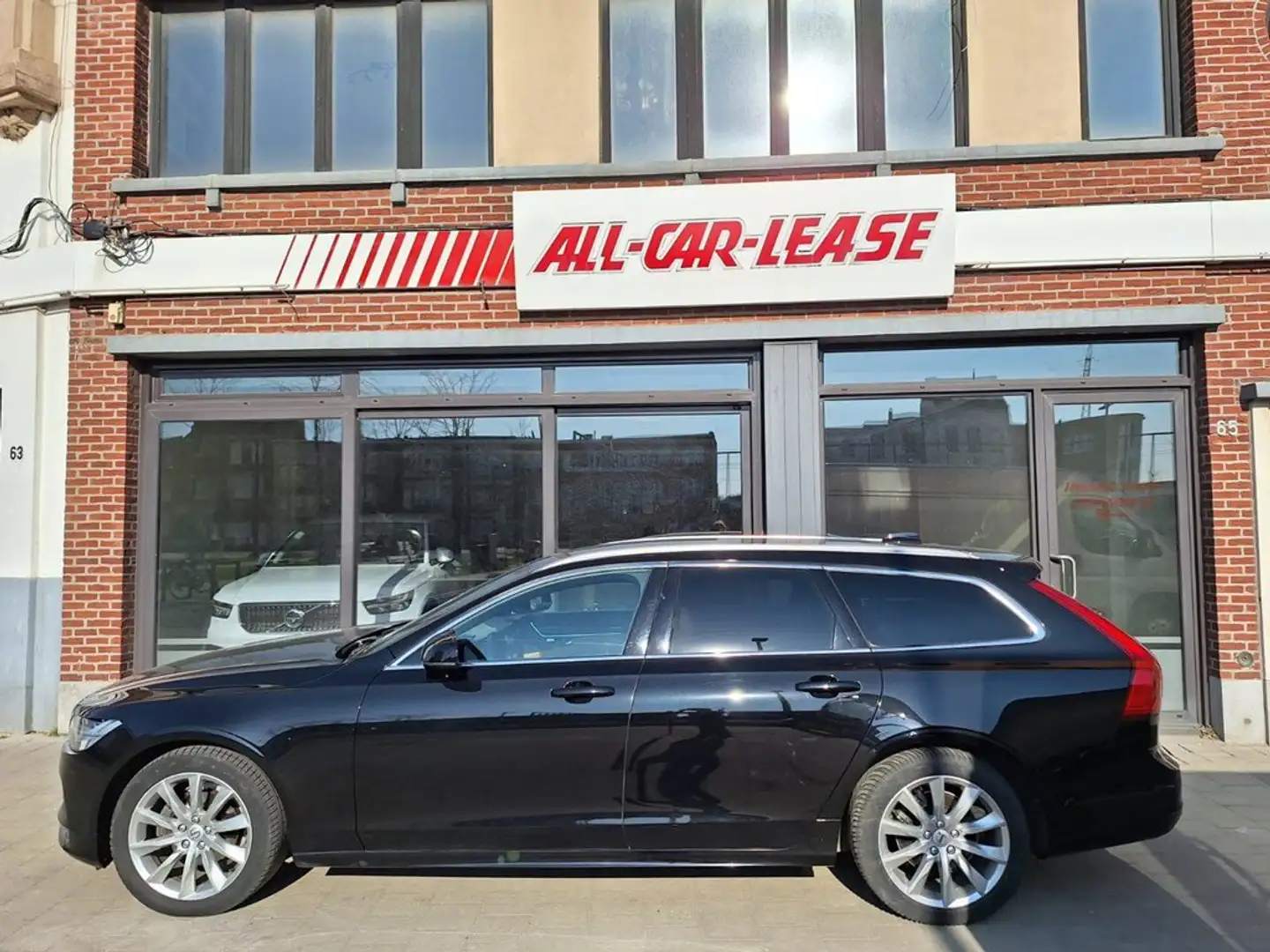 Volvo V90 Momentum Pro D3 Geartronic Zwart - 1