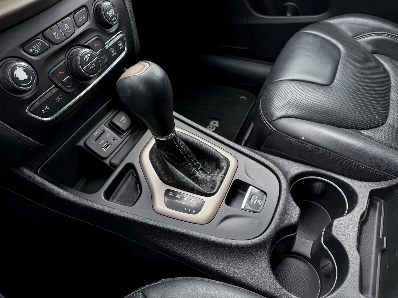 Jeep Cherokee снимка Jeep Cherokee