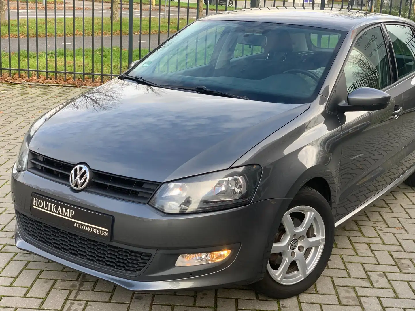 Volkswagen Polo 1.2 TSI | AIRCO | 5 DEURS | LICHTMETALEN VELGEN Grijs - 2
