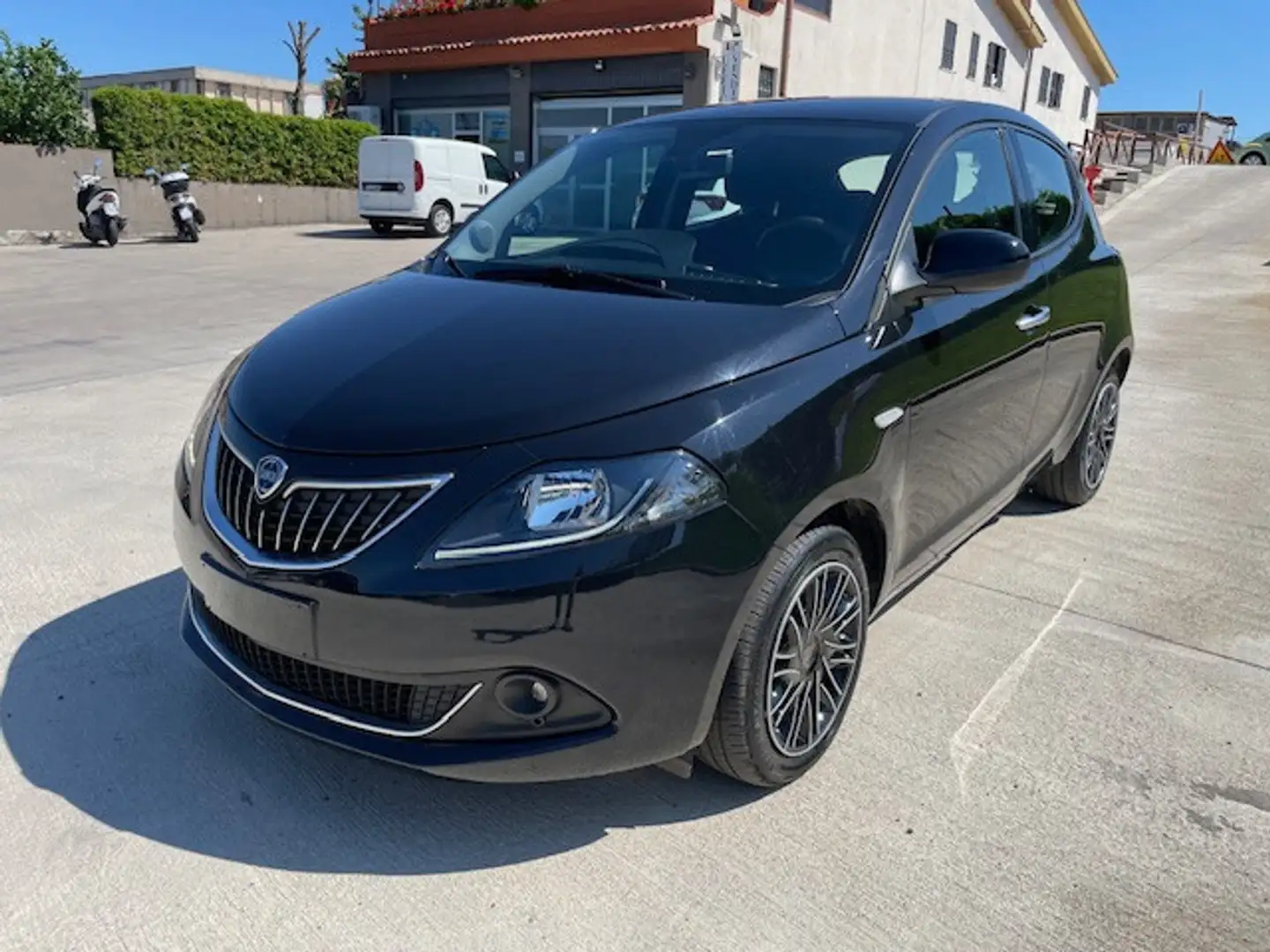 Lancia Ypsilon 1.0 FireFly 5 porte S&S Hybrid Gold Plus Nero - 1