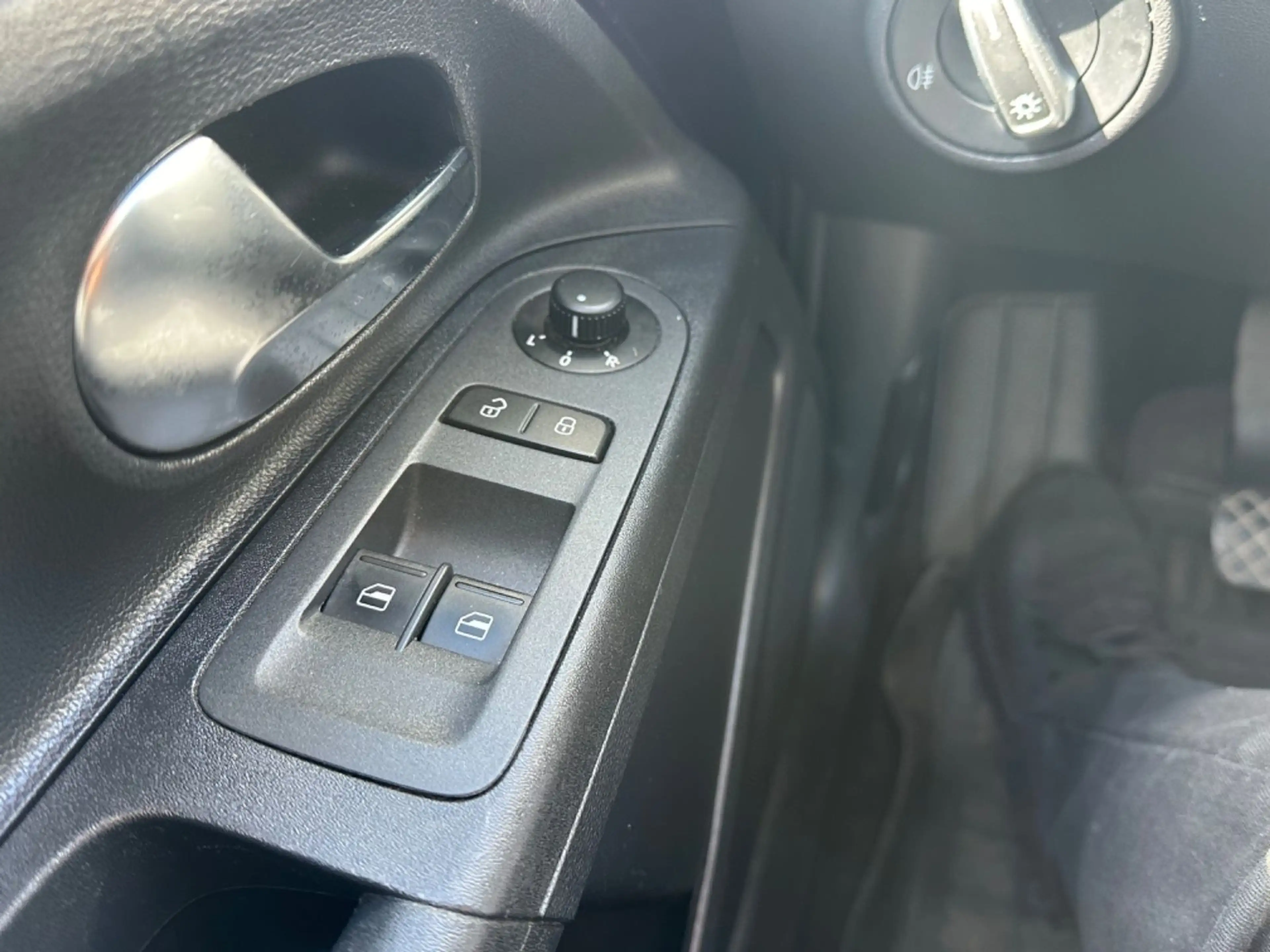 SEAT Mii Chic KLIMA NAVI TEMPOMAT PDC ZV SHZ — photo 7