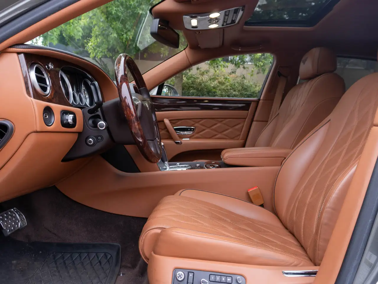 Bentley Flying Spur снимка Bentley Flying Spur