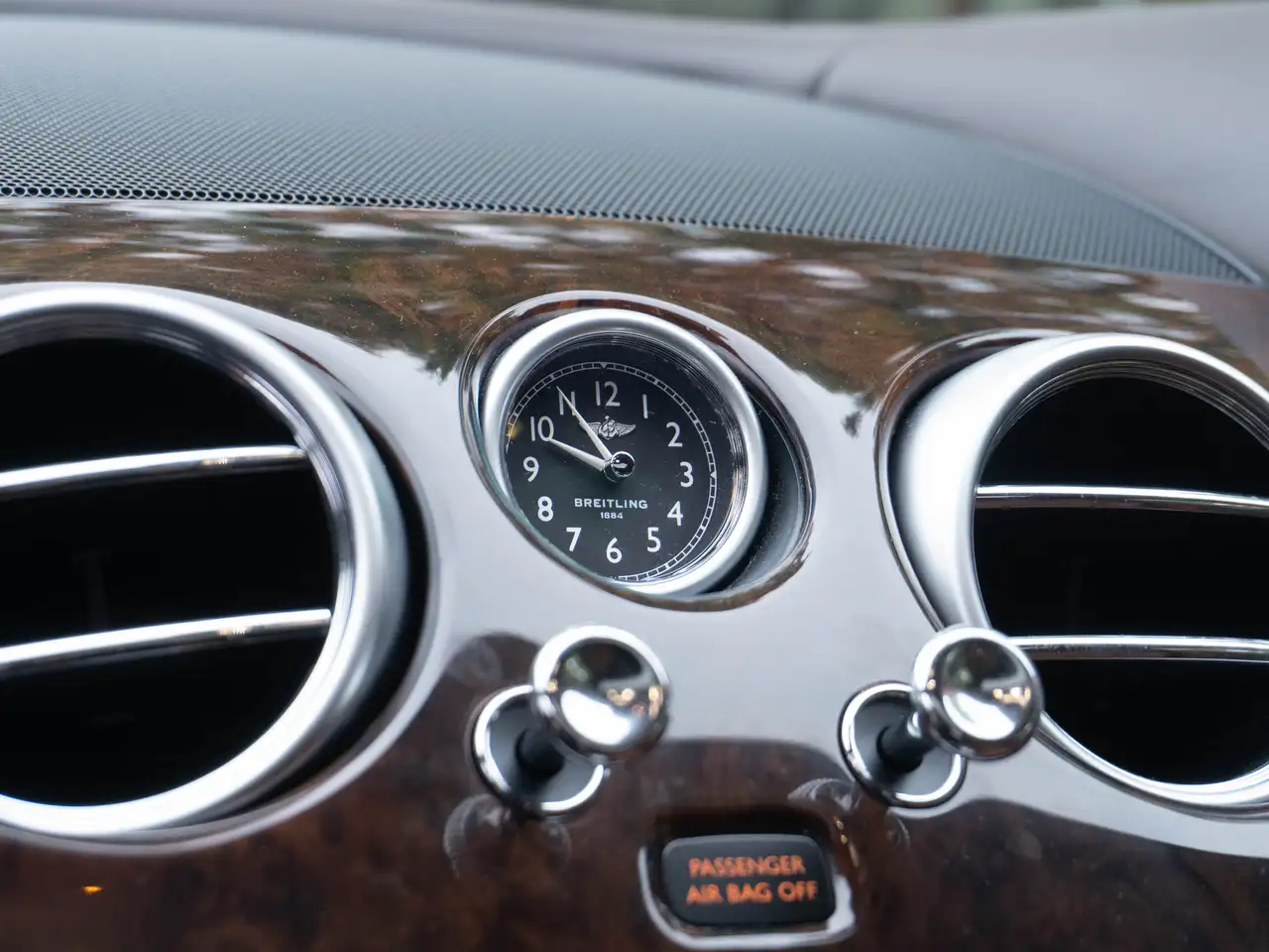 Bentley Flying Spur снимка Bentley Flying Spur