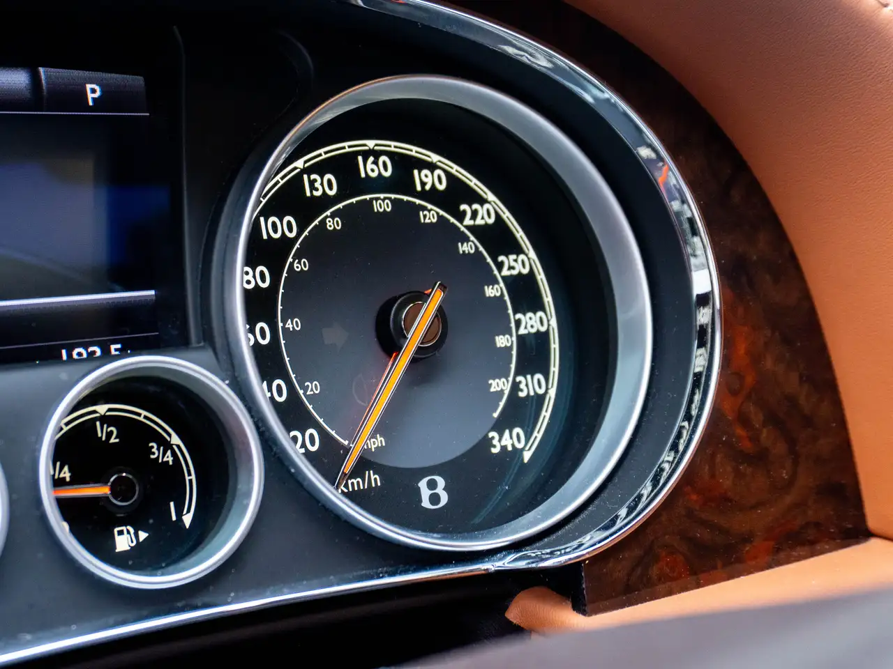 Bentley Flying Spur снимка Bentley Flying Spur
