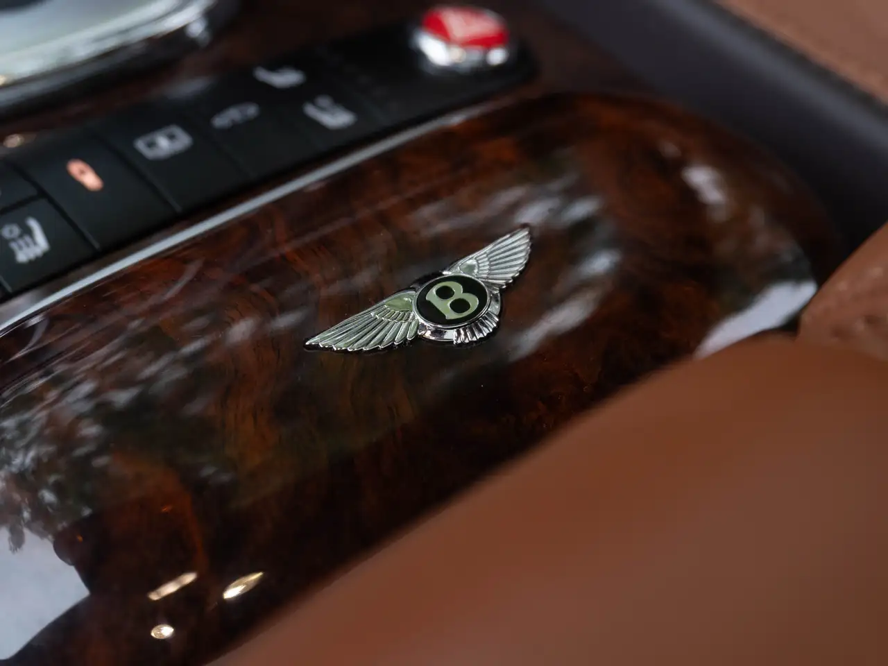 Bentley Flying Spur снимка Bentley Flying Spur