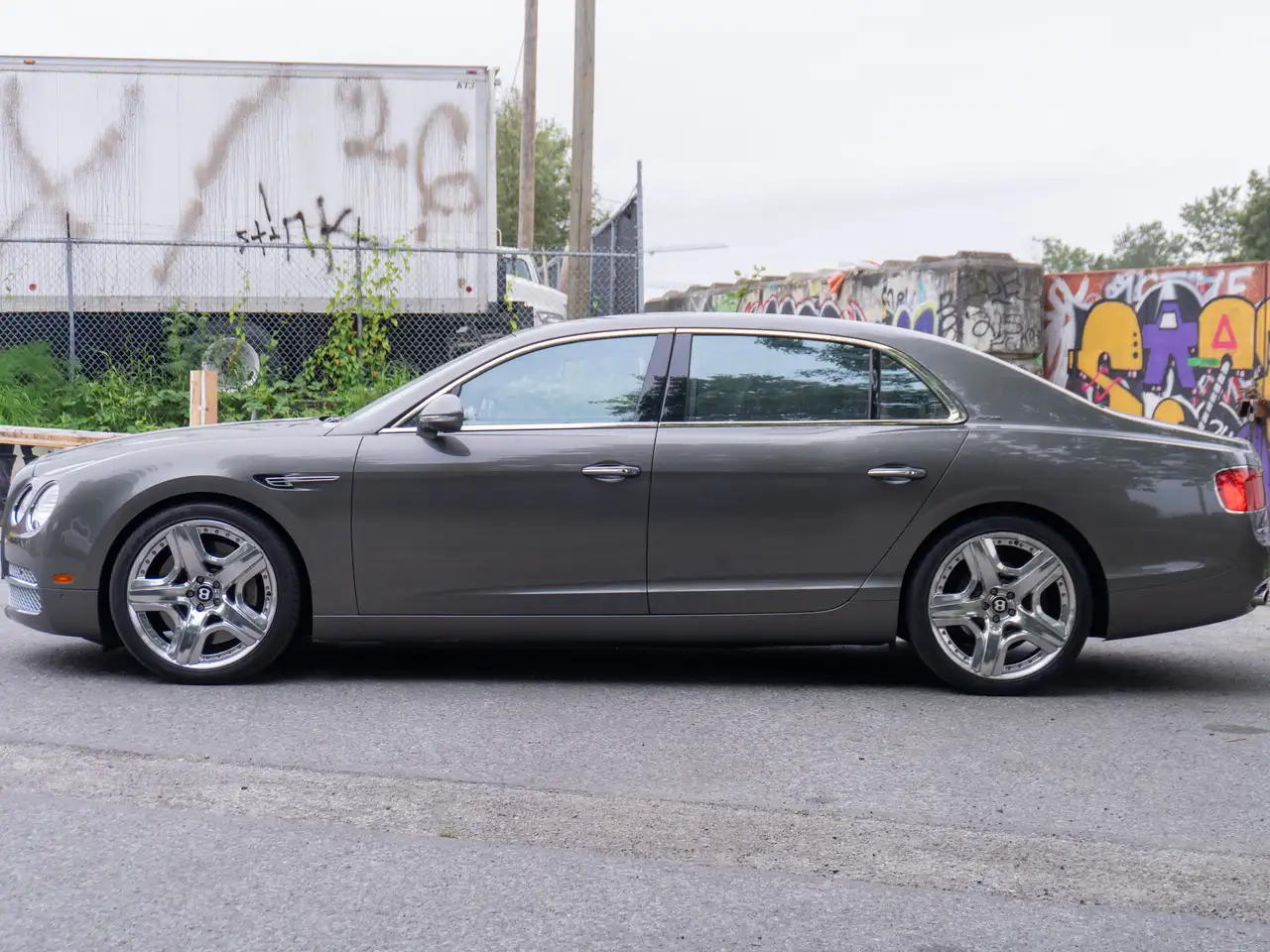 Bentley Flying Spur снимка Bentley Flying Spur