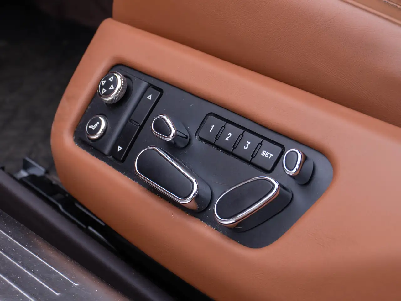 Bentley Flying Spur снимка Bentley Flying Spur