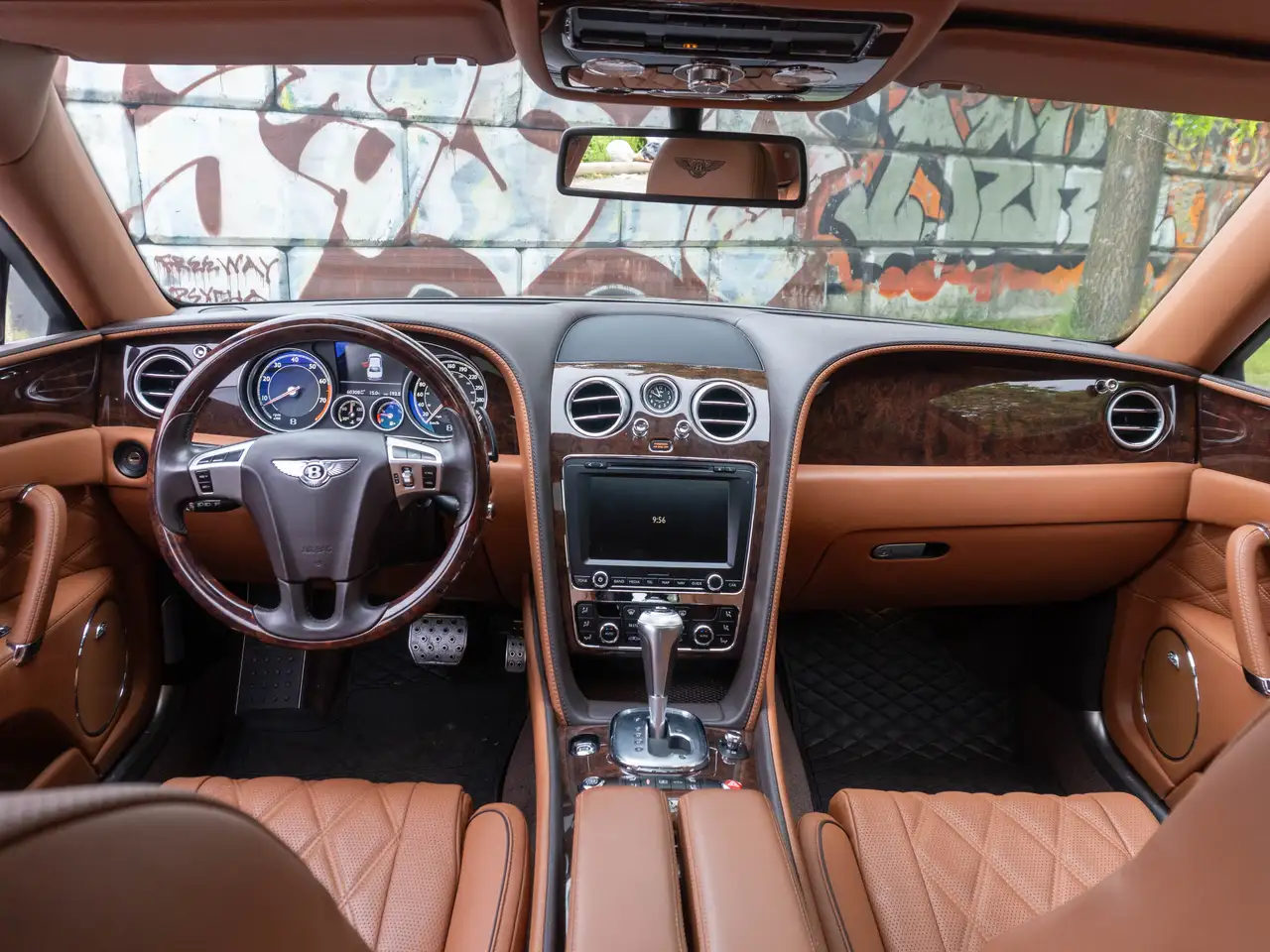 Bentley Flying Spur снимка Bentley Flying Spur