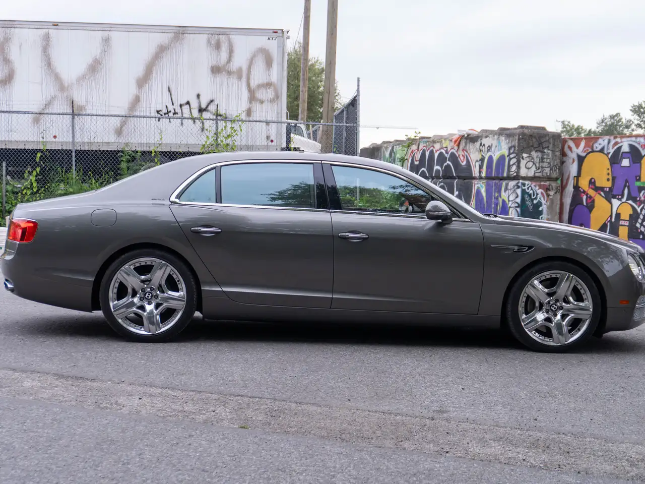 Bentley Flying Spur снимка Bentley Flying Spur