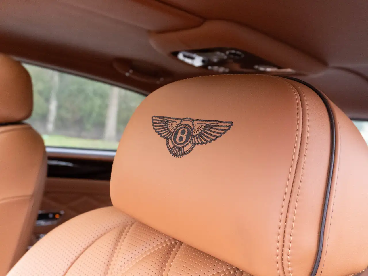 Bentley Flying Spur снимка Bentley Flying Spur