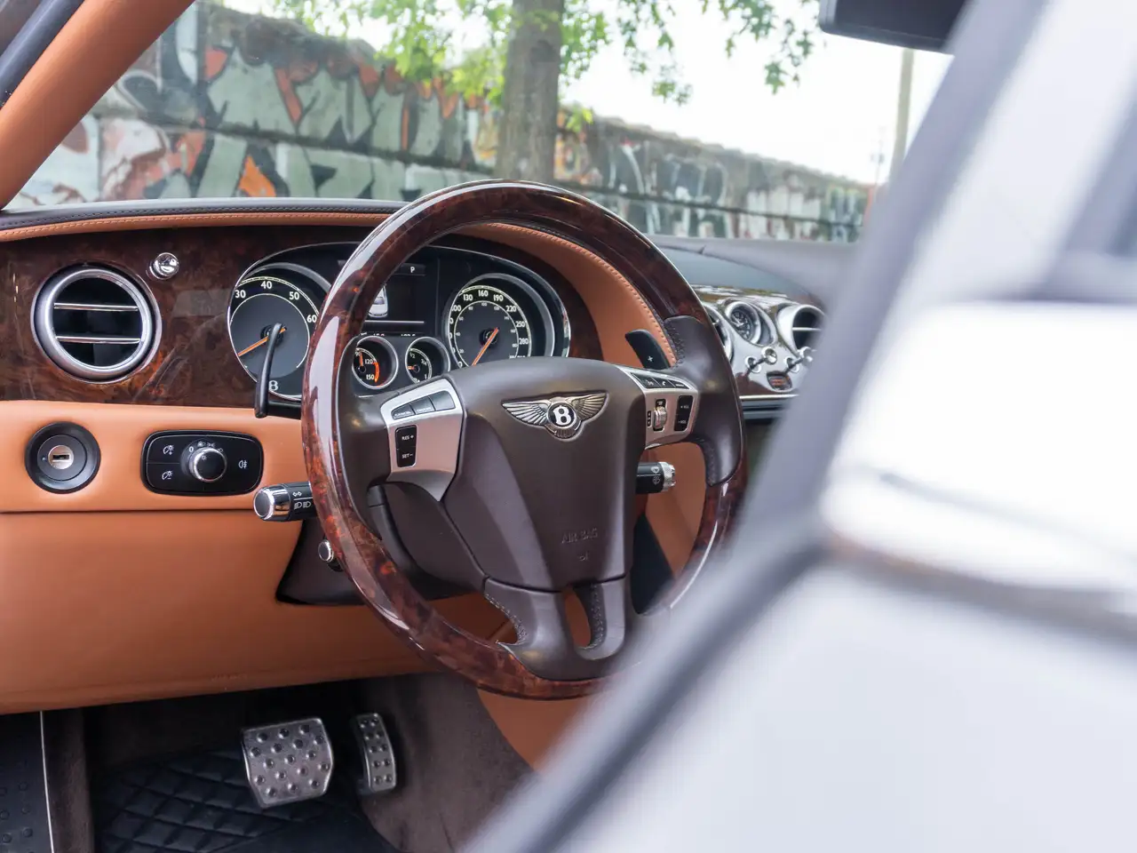 Bentley Flying Spur снимка Bentley Flying Spur