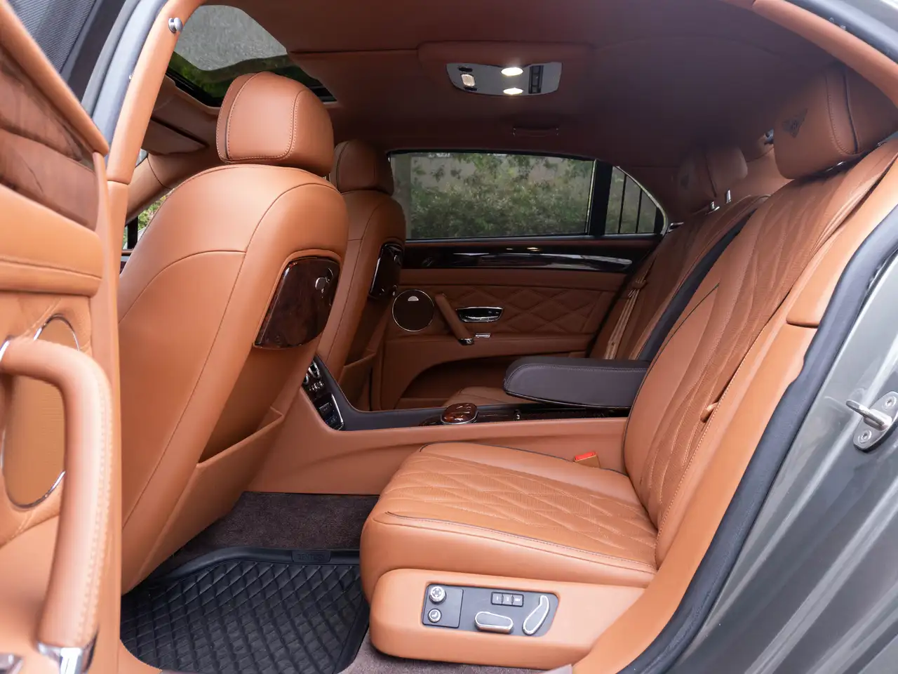 Bentley Flying Spur снимка Bentley Flying Spur