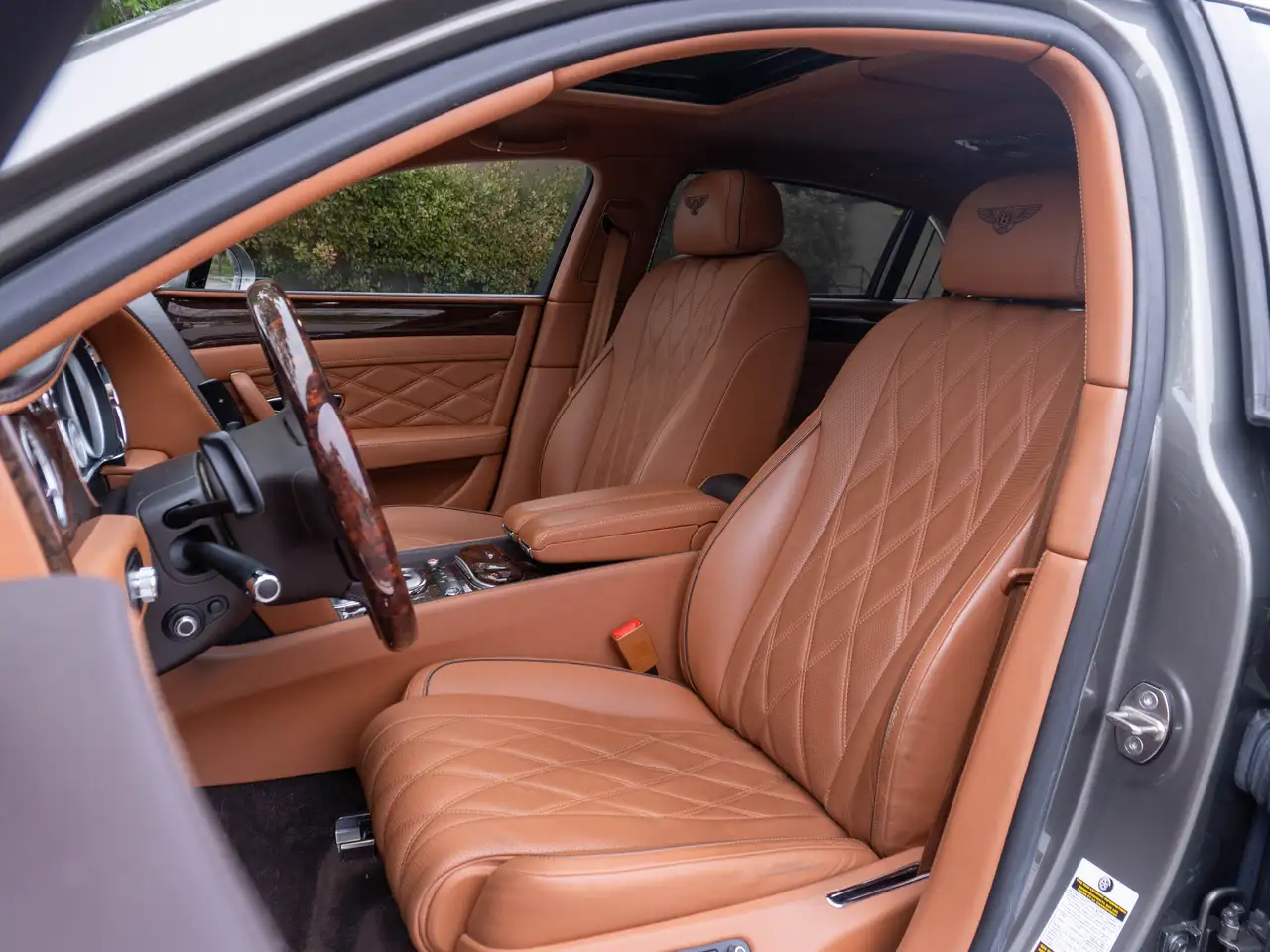 Bentley Flying Spur снимка Bentley Flying Spur