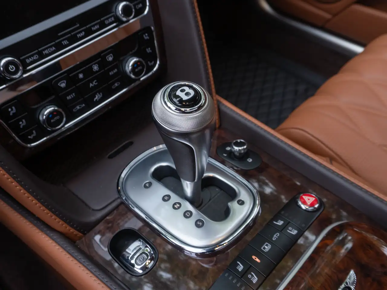 Bentley Flying Spur снимка Bentley Flying Spur