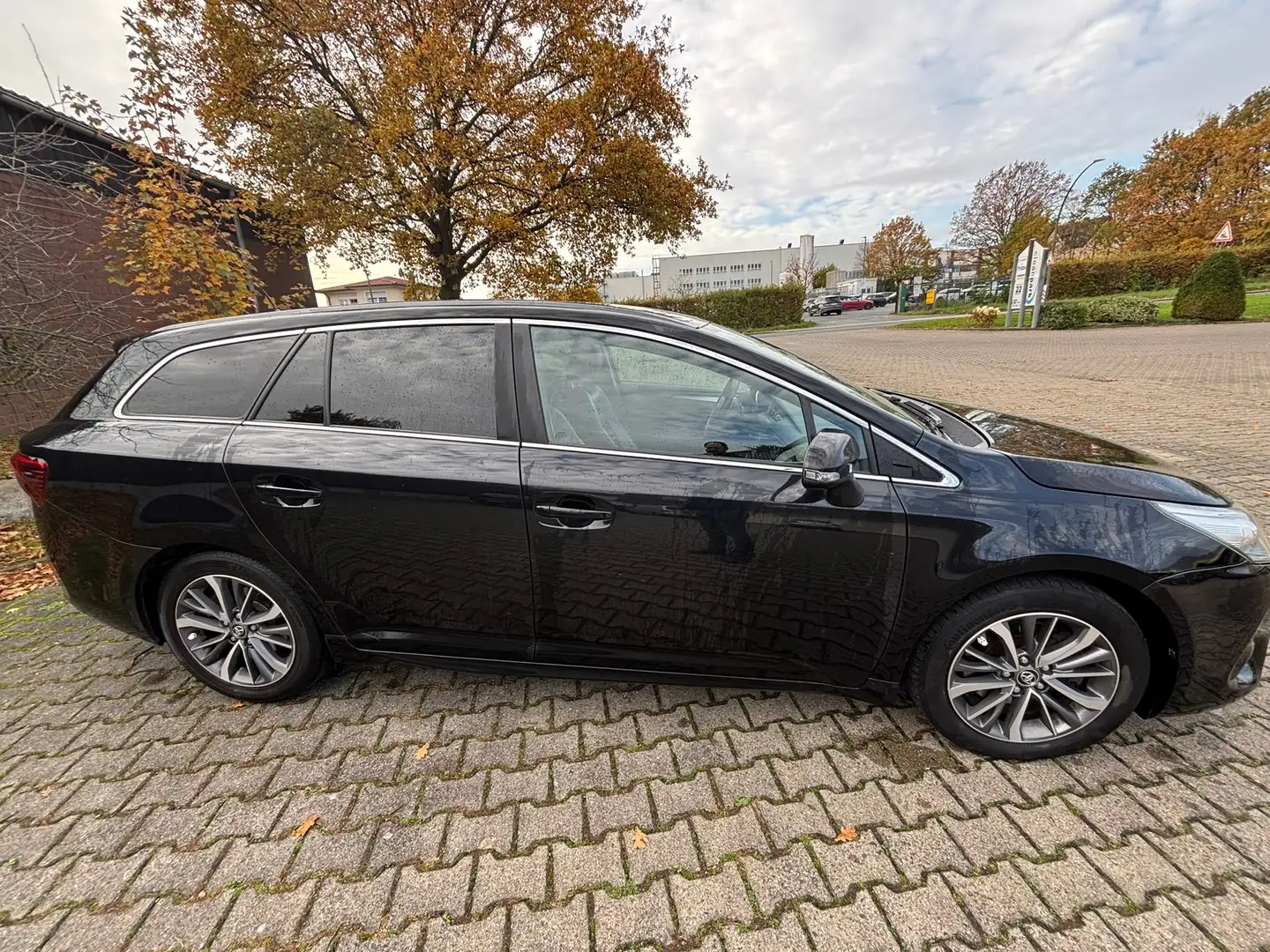 Toyota Avensis Avensis Touring Sports 2.0 D-4D Business Edition Schwarz - 2