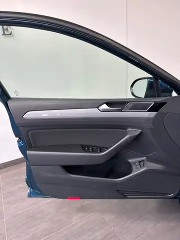 Volkswagen Passat view 9