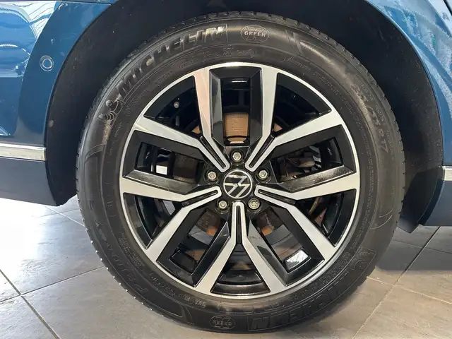 Volkswagen Passat view 3