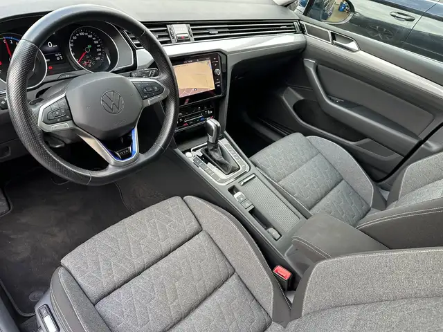 Volkswagen Passat view 11