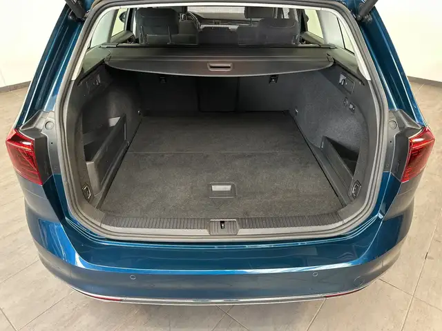 Volkswagen Passat view 6