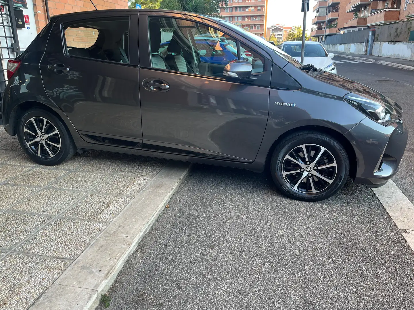 Toyota Yaris All. Lounge Grigio - 2
