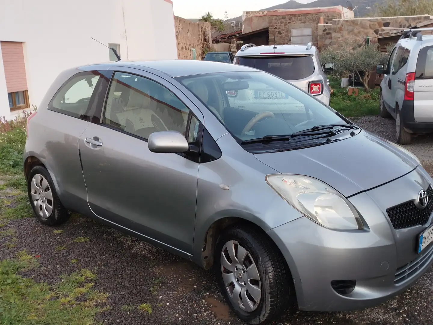 Toyota Yaris 1000 a benzina Grigio - 1