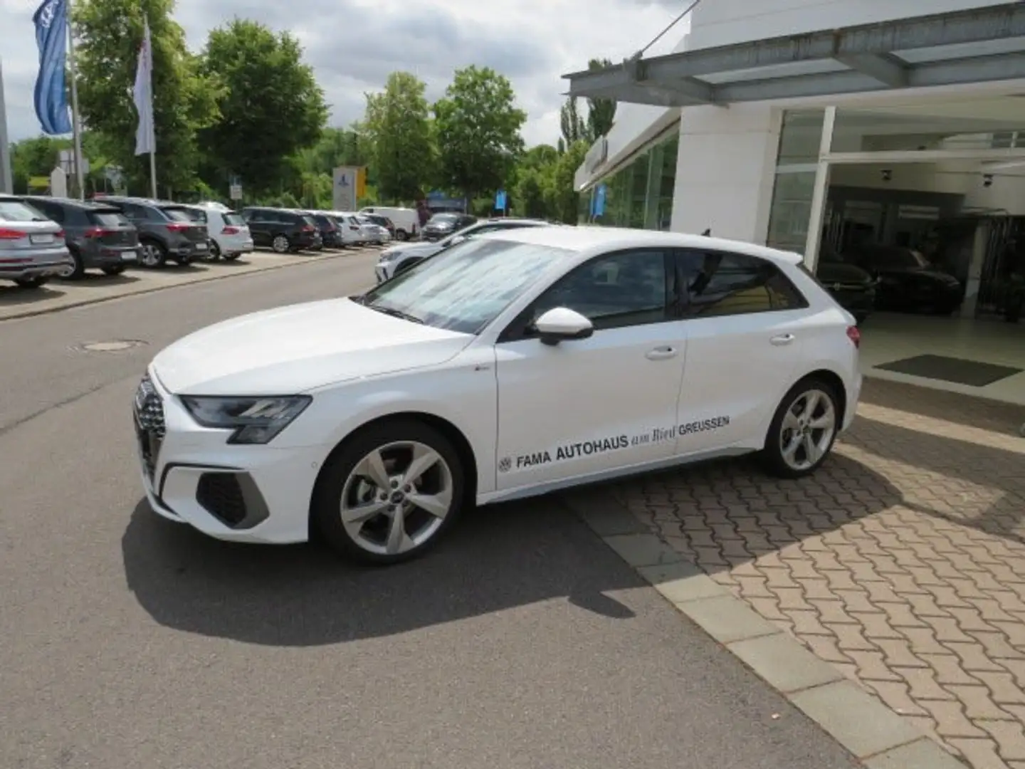 Audi A3 35 TFSI S line Weiß - 2