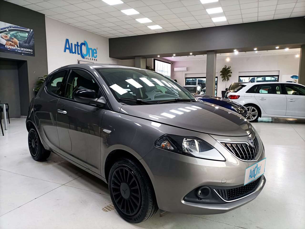 Lancia Ypsilon 1.0 70CV HYBRID S&S ECOCHIC SILVER