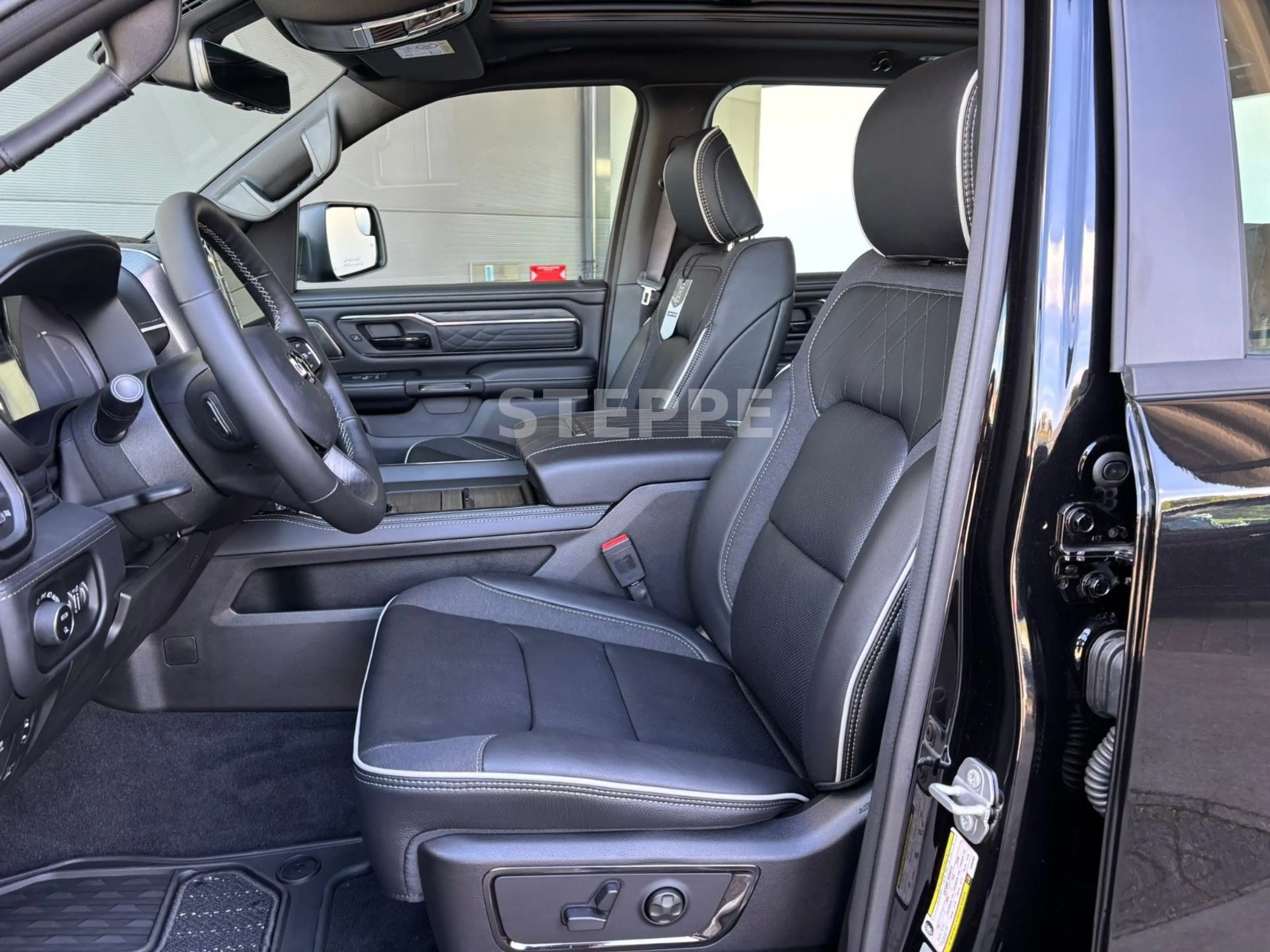 Dodge RAM 2026 RAM 1500 Limited Night 5,7LV8 MultiTailgate — photo 9