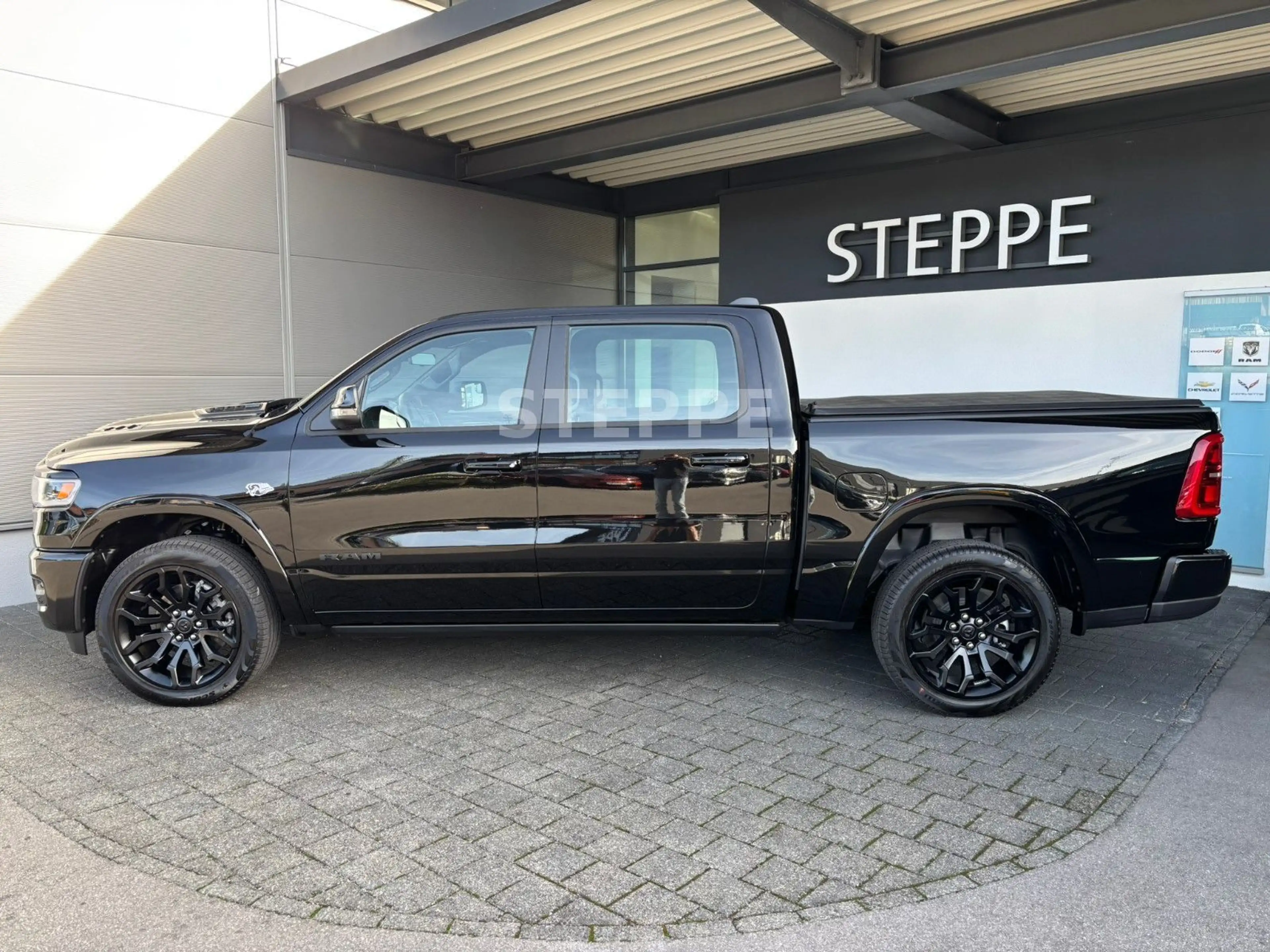 Dodge RAM 2026 RAM 1500 Limited Night 5,7LV8 MultiTailgate — photo 2