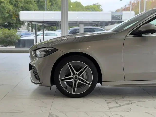 Mercedes-Benz 300 view 4