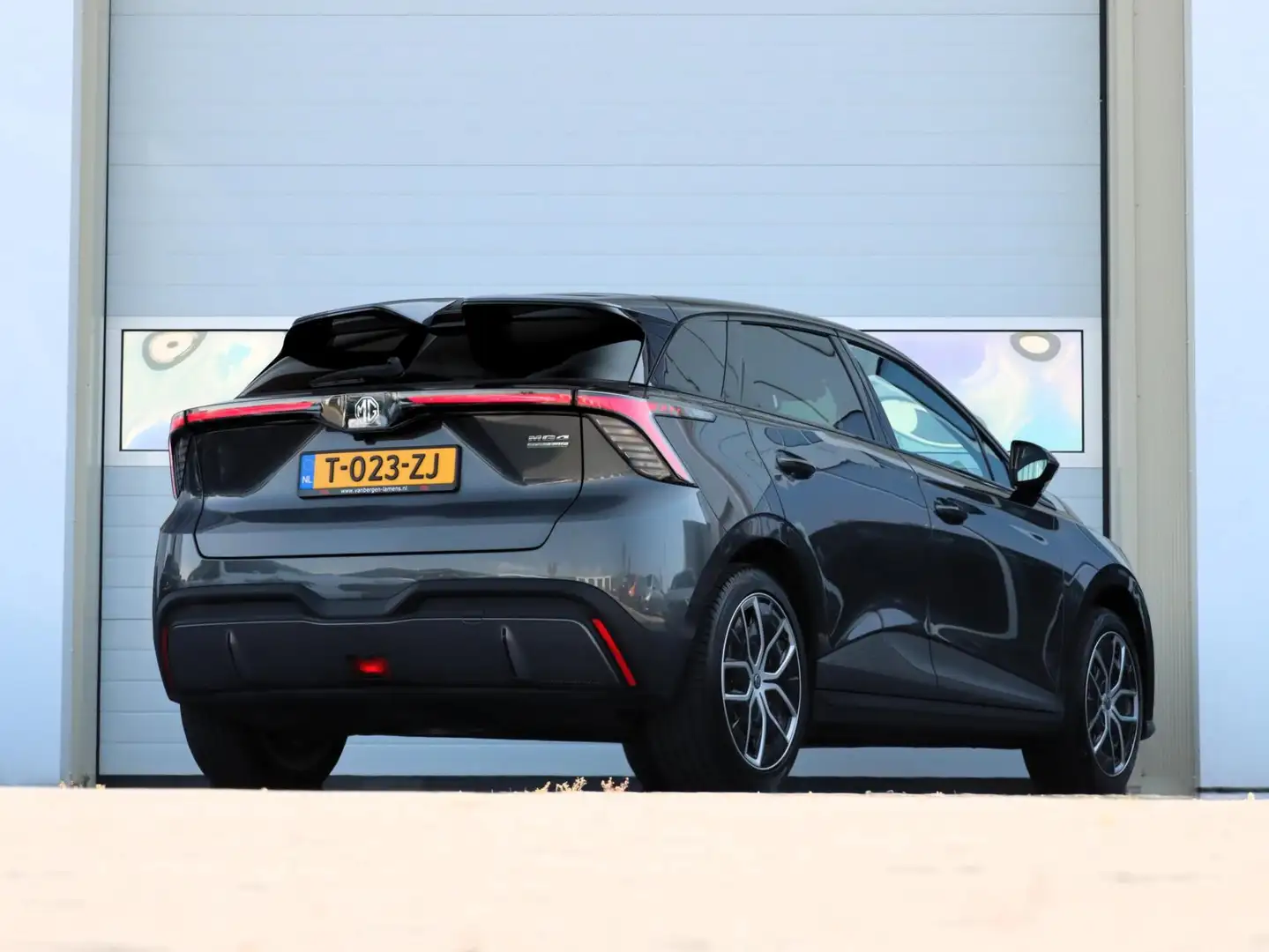MG MG4 Luxury 64 kWh Long Range | Vehicle to load | Apple Grijs - 2