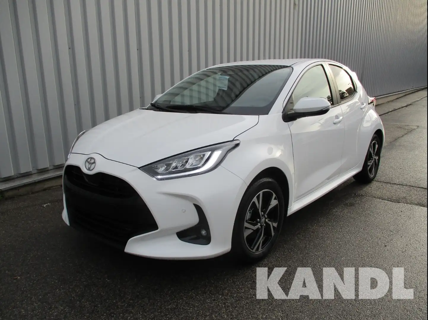 Toyota Yaris 1.5 VVT-i Hybrid Active Drive Safety Paket Weiß - 1