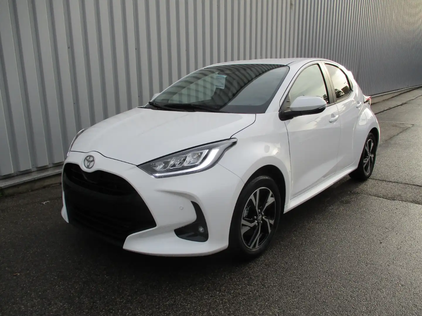 Toyota Yaris 1.5 VVT-i Hybrid Active Drive Safety Paket Weiß - 2