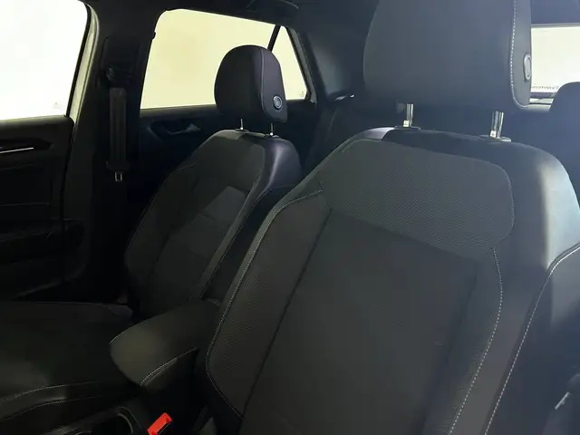 Volkswagen T-Roc view 11