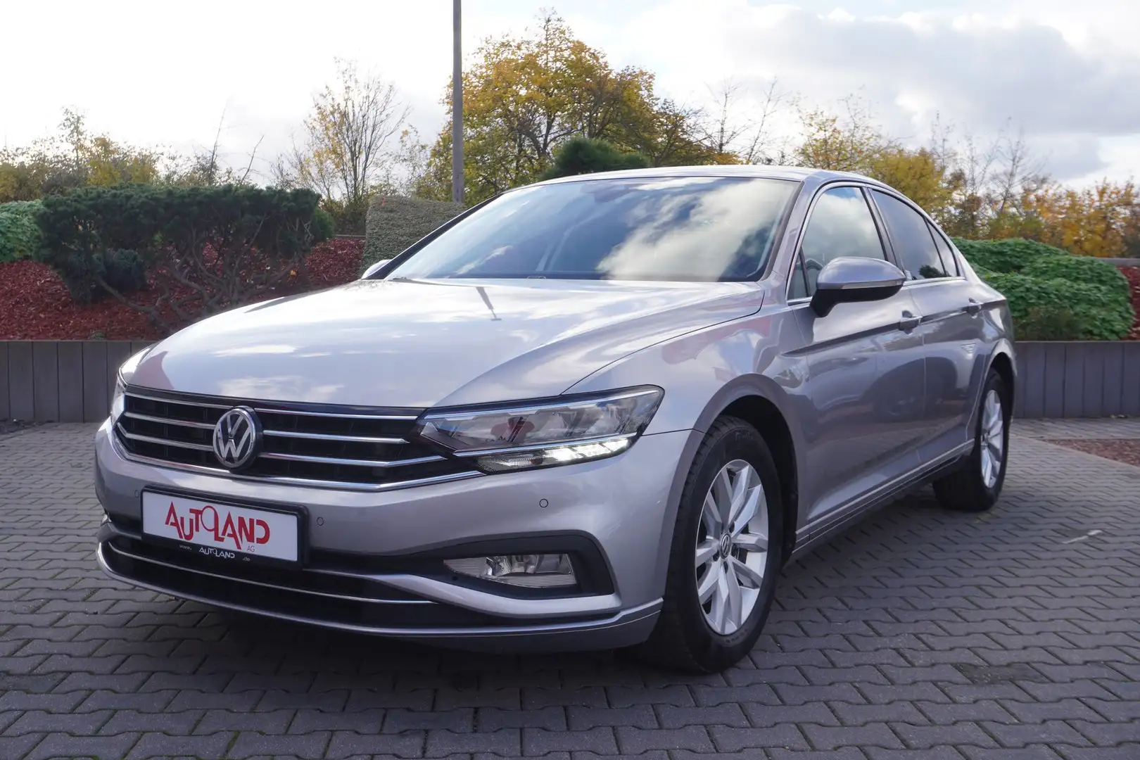 Volkswagen Passat 2.0 TDI Basis Navi LED AHK Massagesitz Grau - 2