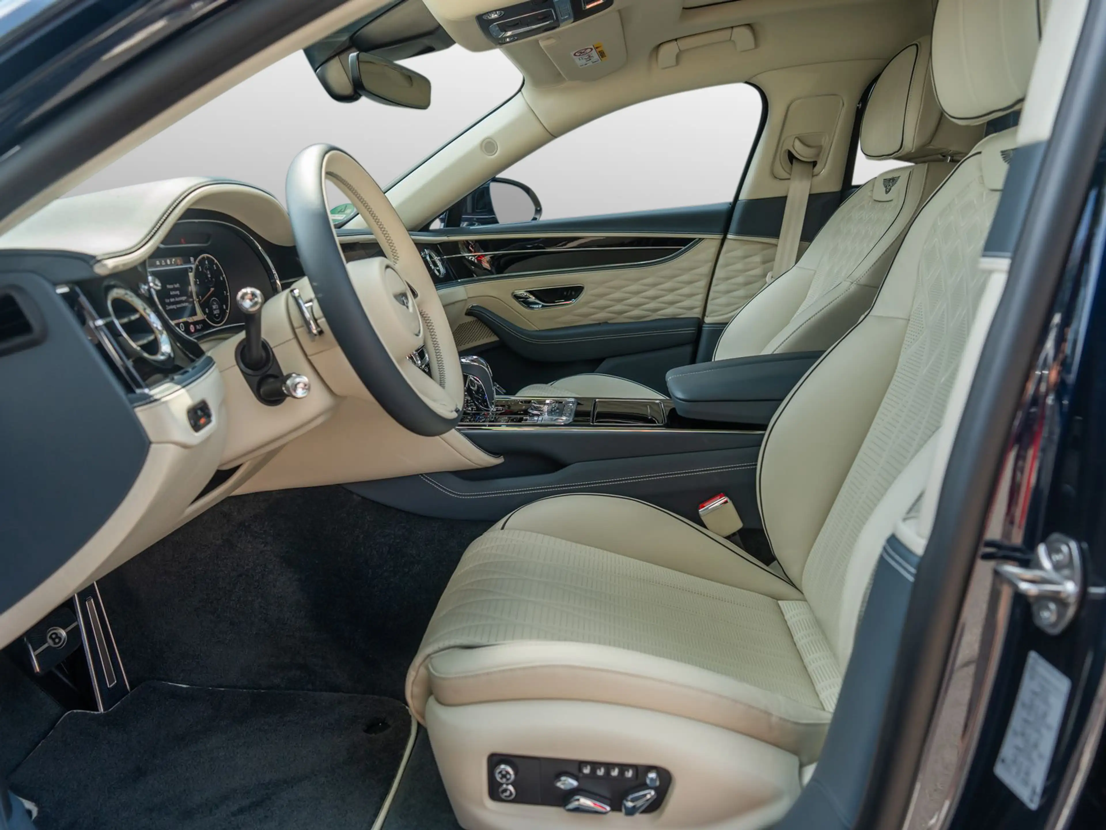 Bentley Flying Spur Azure V8 — photo 6